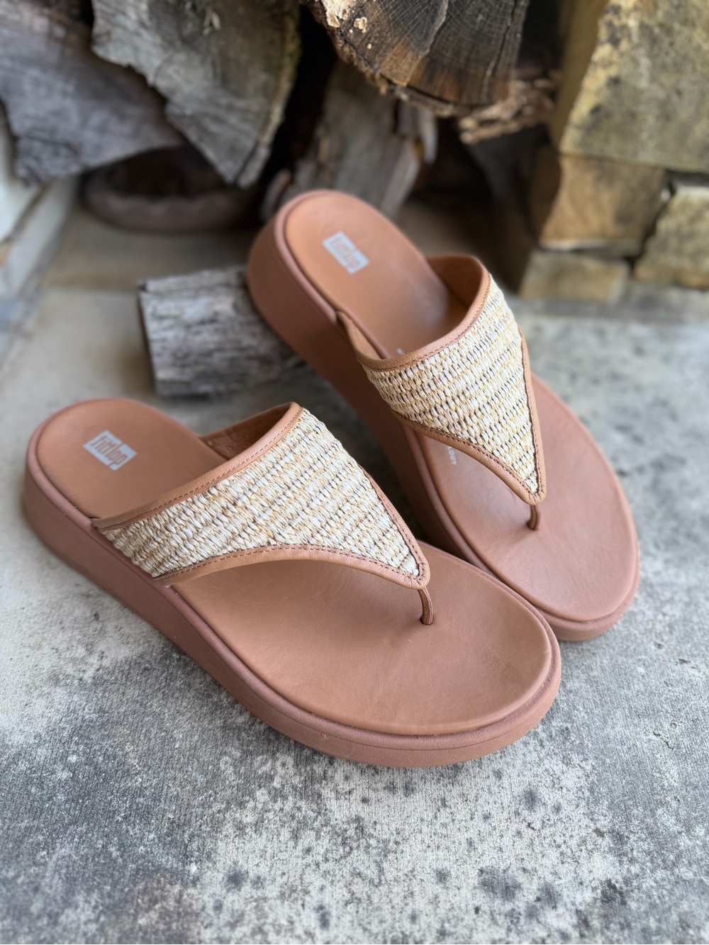 FitFlop Tan Raffia Platform Thong Sandals Sz-10.  Q